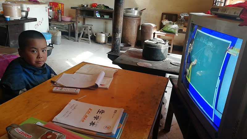 Un estudiante atiende a una clase en línea por televisión en Guyuan, región autónoma de Ningxia Hui. ?[Foto: Chen Jianlei / Chinadaily]