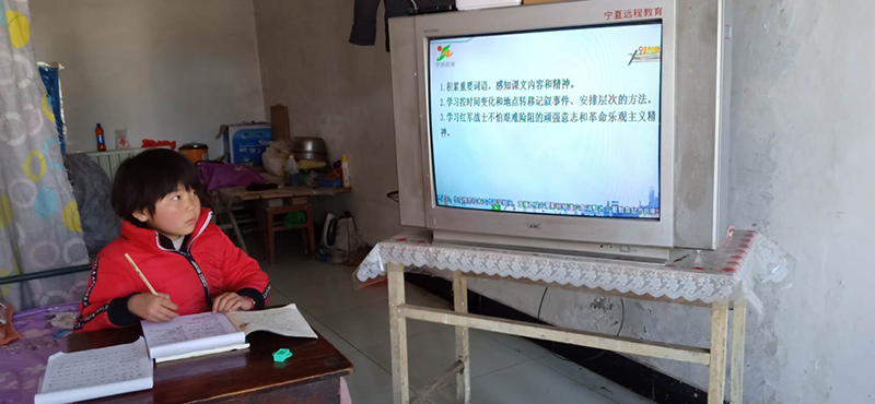 Una estudiante atiende a una clase en línea por televisión en Guyuan, región autónoma de Ningxia Hui. ?[Foto: Chen Jianlei / Chinadaily]