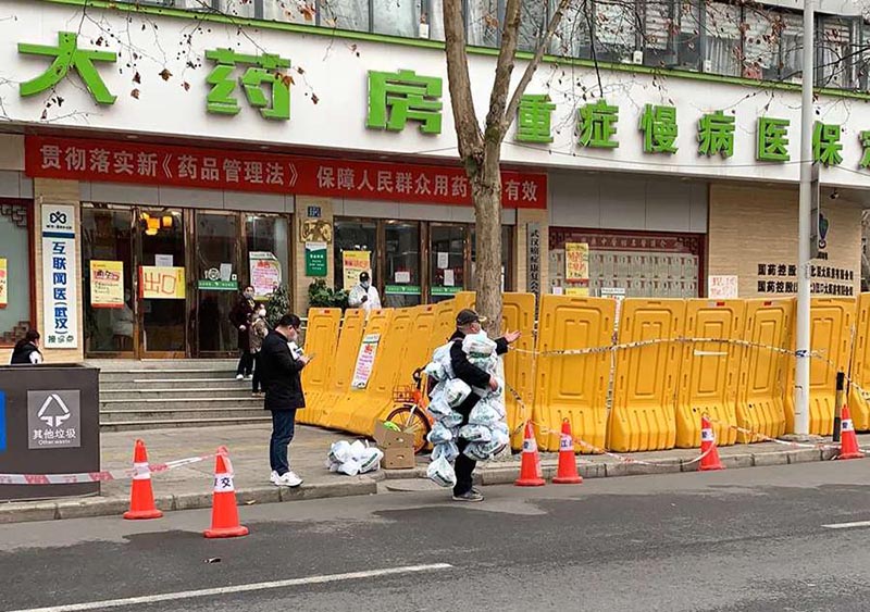 Un trabajador comunitario de Wuhan apela a su creatividad para entregar medicamentos 