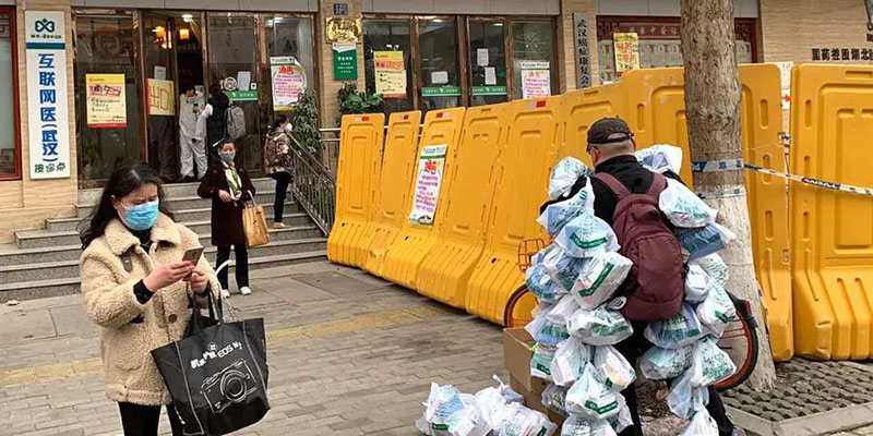 Un trabajador comunitario de Wuhan apela a su creatividad para entregar medicamentos 