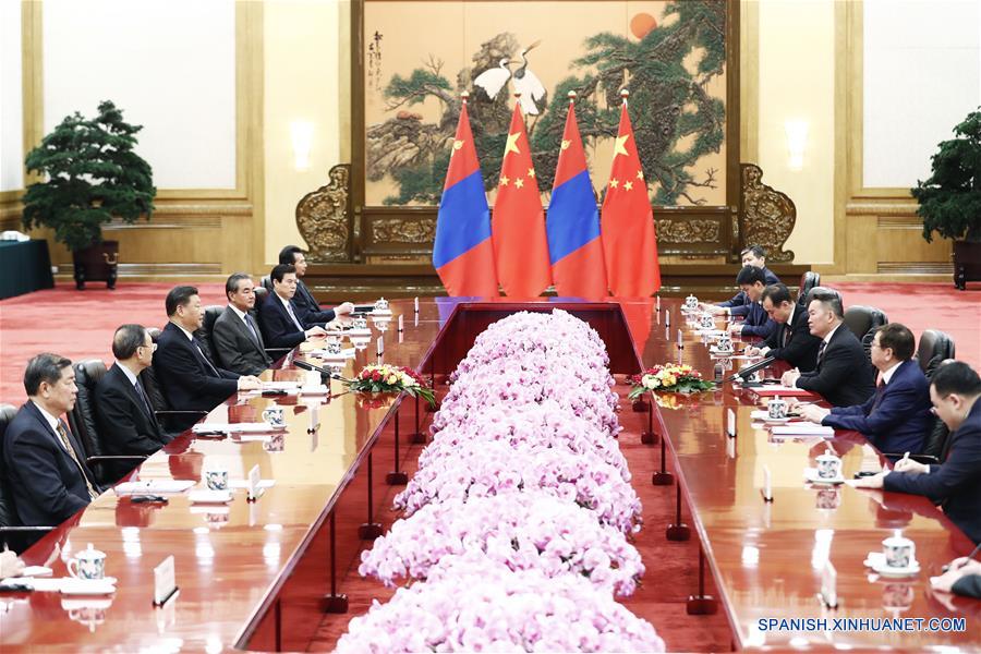 El presidente chino, Xi Jinping, sostiene conversaciones con el presidente mongol, Khaltmaa Battulga, en el Gran Palacio del Pueblo en Beijing, capital de China, el 27 de febrero de 2020. (Xinhua/Liu Bin)