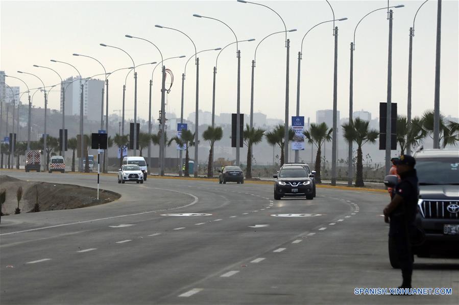 Automóviles circulan en un tramo vial de la Costa Verde durante su inauguración en Lima, Perú, el 27 de febrero de 2020. El alcade de Lima, Jorge Mu?oz, inauguró el jueves la obra de infraestructura vial Costa Verde, construida de manera conjunta por China Railway Tunnel Group Co.Ltd. en Perú y una empresa local. (Xinhua/Mariana Bazo)