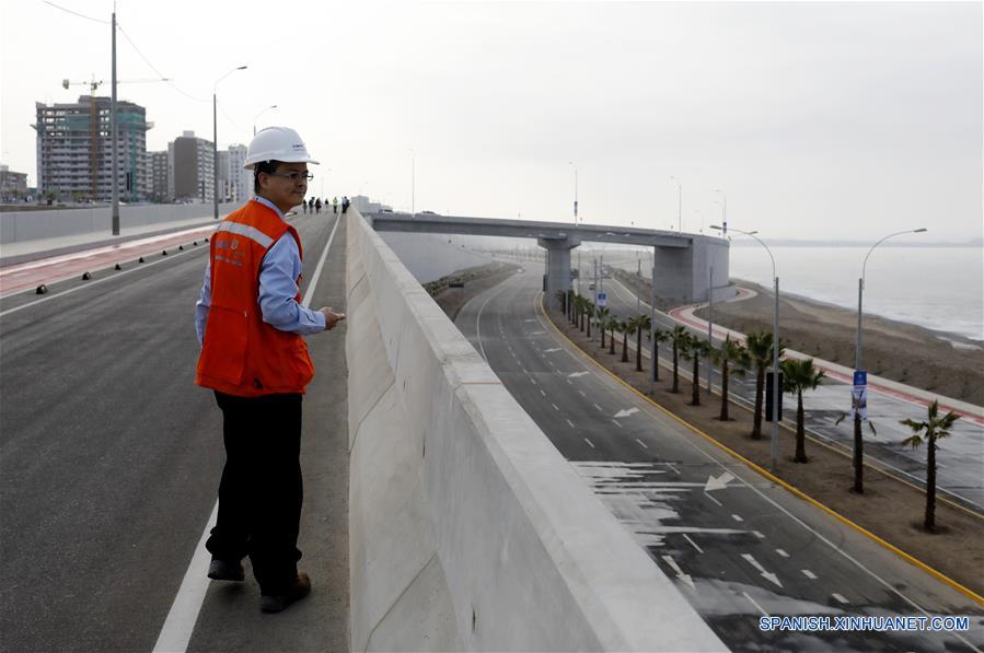 Un trabajador observa la obra de infraestructura vial Costa Verde durante su inauguración, en Lima, Perú, el 27 de febrero de 2020. El alcade de Lima, Jorge Mu?oz, inauguró el jueves la obra de infraestructura vial Costa Verde, construida de manera conjunta por China Railway Tunnel Group Co.Ltd. en Perú y una empresa local. (Xinhua/Mariana Bazo)