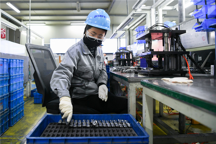 Los empleados de una empresa de fabricación de piezas de aviones reanudan el trabajo en una zona de alta tecnología en Wuxi. ?[Foto: Xinhua]