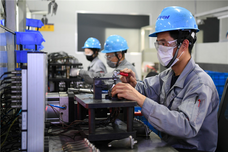 Los empleados de una empresa de fabricación de piezas de aviones reanudan el trabajo en una zona de alta tecnología en Wuxi. ?[Foto: Xinhua]