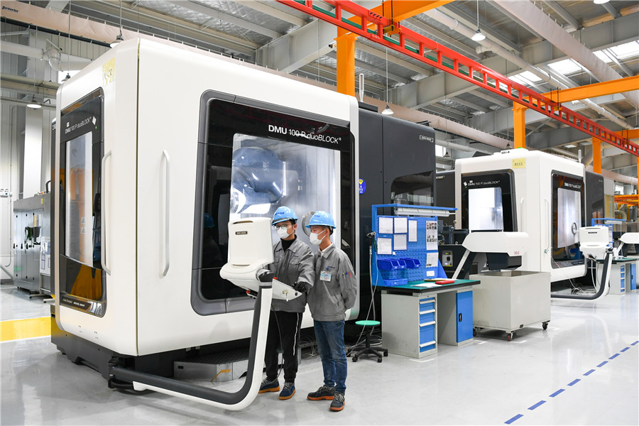 Los empleados de una empresa de fabricación de piezas de aviones reanudaron el trabajo en una zona de alta tecnología en Wuxi, provincia de Jiangsu, 26 de febrero del 2020. [Foto: Xinhua]