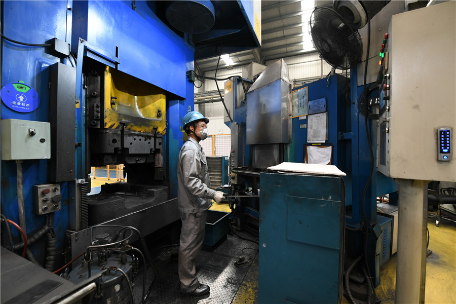 Un empleado de una empresa de fabricación de piezas de aviones reanuda el trabajo en la zona de alta tecnología en Wuxi, provincia de Jiangsu, 26 de febrero del 2020. [Foto: Xinhua]