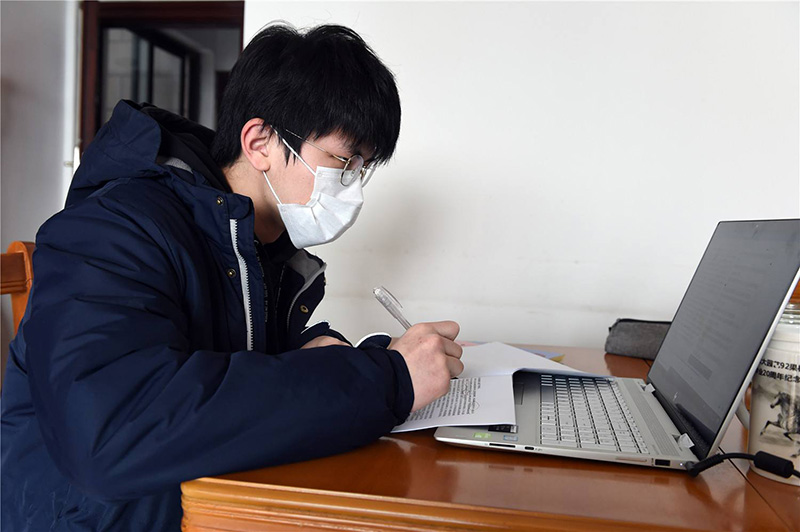 Un estudiante del último a?o de la escuela secundaria estudia en casa. (Foto: Xinhua)