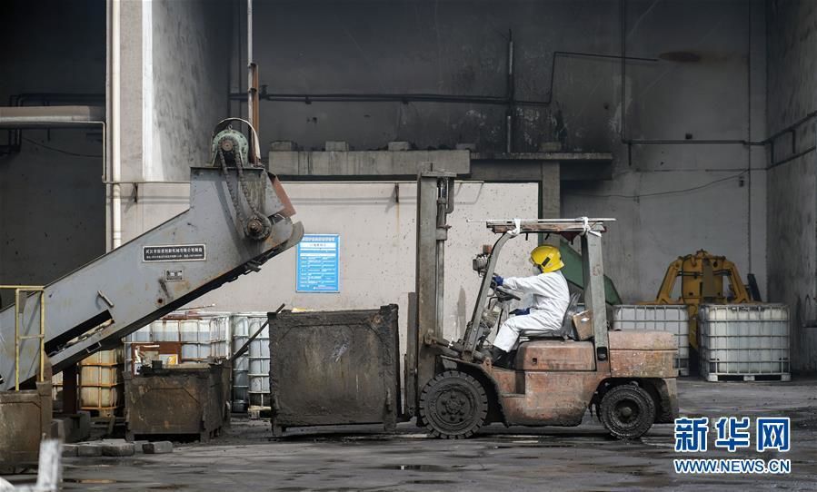 El 4 de marzo, en la empresa Yunfeng del distrito Qingshan, Wuhan, un miembro del personal transportaba desechos médicos. (Foto: Cai Yang, reportero de la Agencia de Noticias Xinhua) 