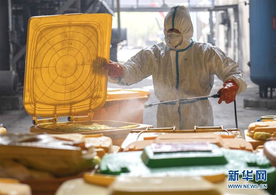 El 4 de marzo, en la empresa Yunfeng del distrito Qingshan, Wuhan, un trabajador desinfectaba la caja de transferencia de desechos médicos. (Foto: Cai Yang, reportero de la Agencia de Noticias Xinhua)  