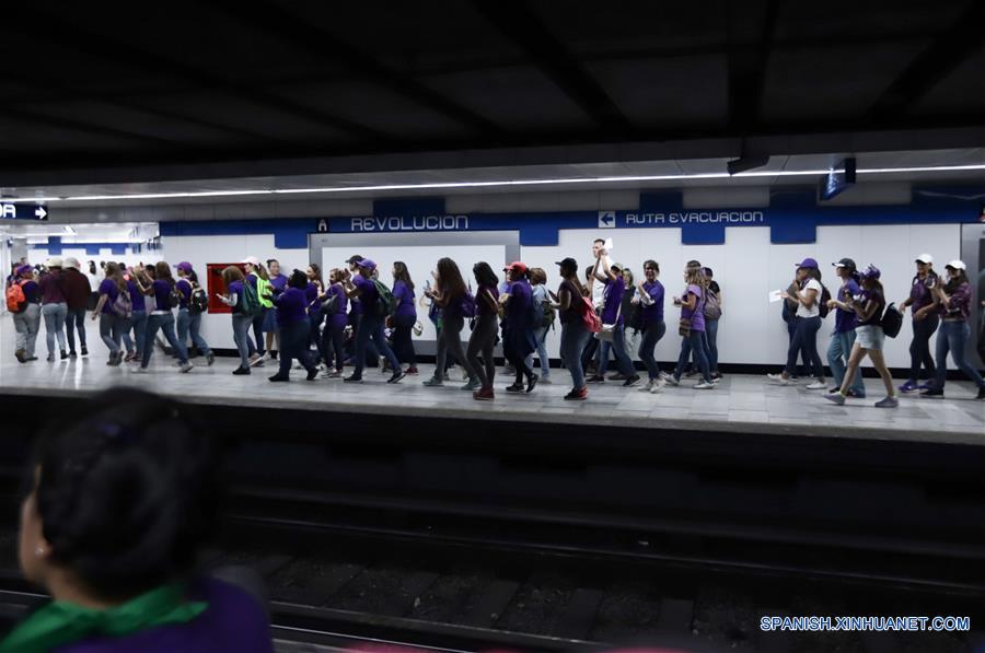 CIUDAD DE MEXICO, 8 marzo, 2020 (Xinhua) -- Ciudadanas participan en una manifestación por el Día Internacional de la Mujer en el metro de la Ciudad de México, capital de México, el 8 de marzo de 2020. (Xinhua/Sunny Quintero)