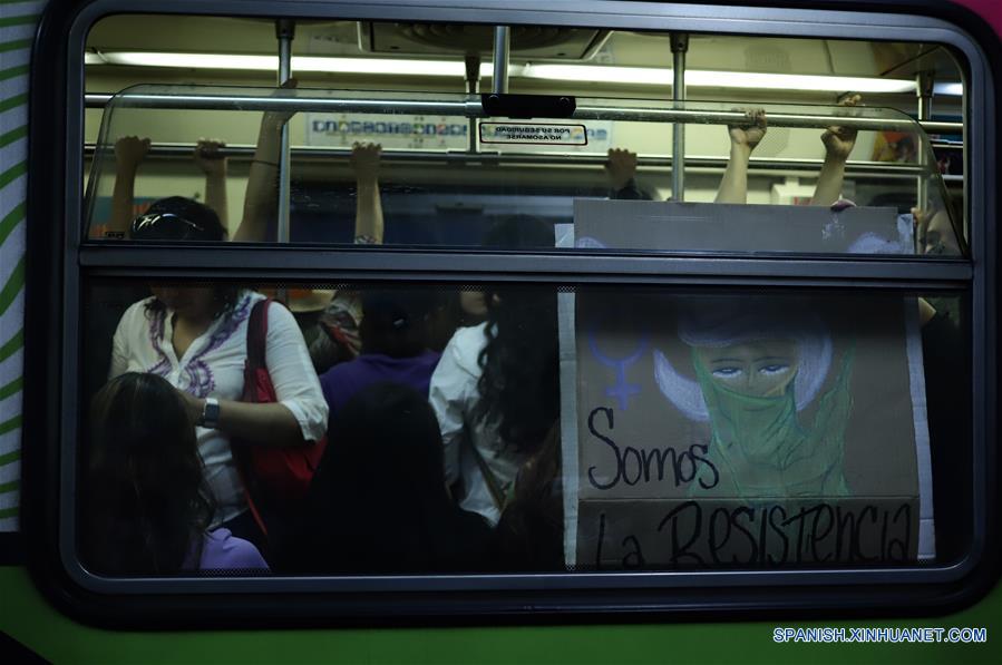 CIUDAD DE MEXICO, 8 marzo, 2020 (Xinhua) -- Ciudadanas participan en una manifestación por el Día Internacional de la Mujer en el metro de la Ciudad de México, capital de México, el 8 de marzo de 2020. (Xinhua/Sunny Quintero)