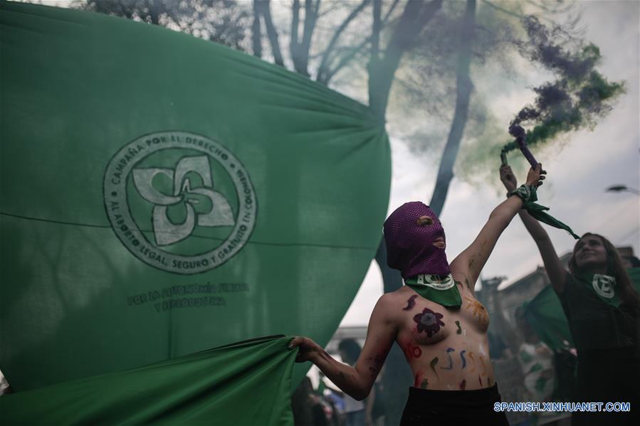 BOGOTA, 8 marzo, 2020 (Xinhua) -- Una ciudadana se manifiesta en el Día Internacional de la Mujer en Bogotá, Colombia, el 8 de marzo de 2020. (Xinhua/Jhon Paz)