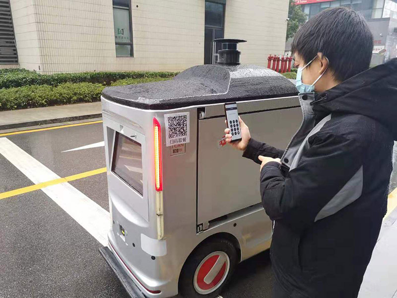 El vehículo abrirá su puerta automáticamente después de que los usuarios escaneen un código rápido en su pantalla e introduzcan el código de verificación. [Foto: proporcionada a chinadaily] 