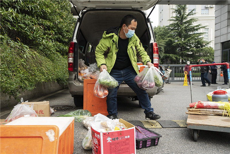 Ma Zengchen, repartidor de verduras, prepara productos para sus clientes, Wuhan, provincia de Hubei, 7 de marzo del 2020. [Foto: Xinhua]