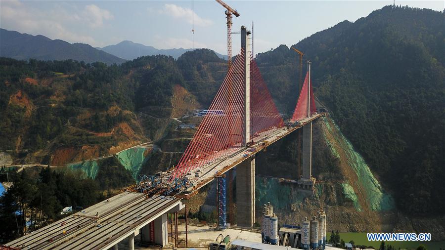 Sitio de construcción del puente extra grande del río Qingshui en Jianhe, Guizhou