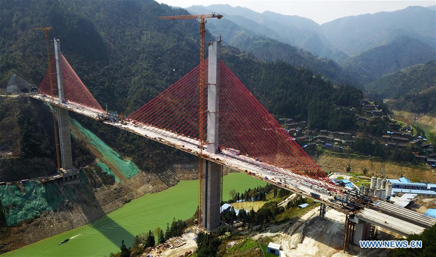 Sitio de construcción del puente extra grande del río Qingshui en Jianhe, Guizhou