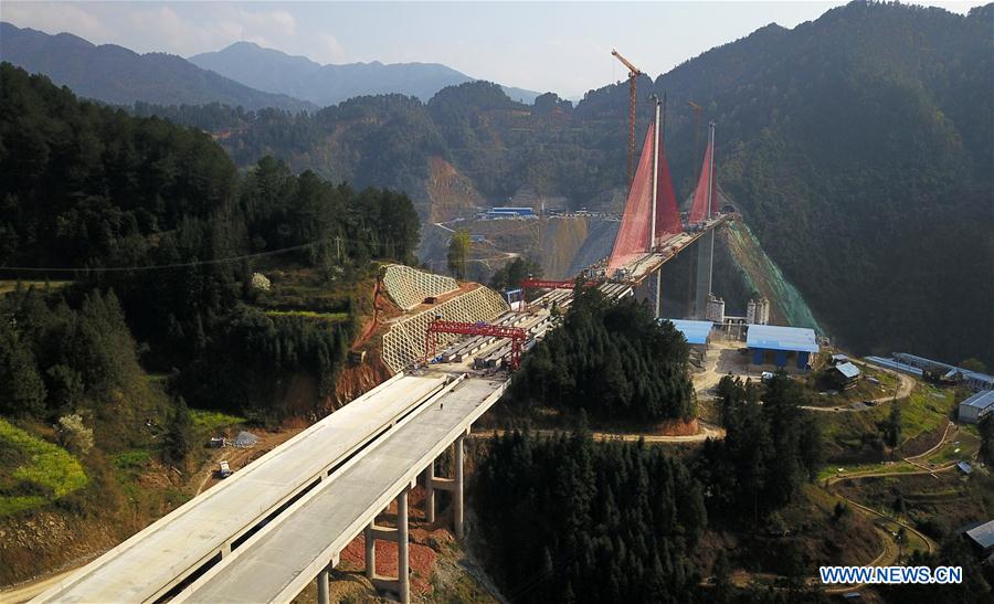 Sitio de construcción del puente extra grande del río Qingshui en Jianhe, Guizhou