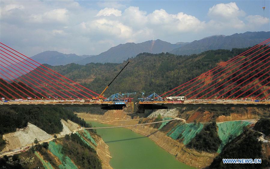 Sitio de construcción del puente extra grande del río Qingshui en Jianhe, Guizhou