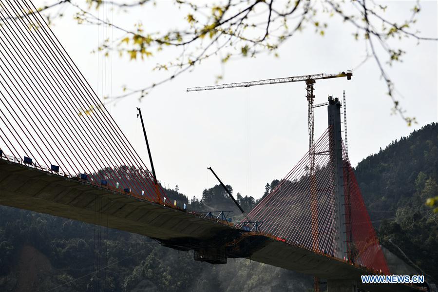 Sitio de construcción del puente extra grande del río Qingshui en Jianhe, Guizhou