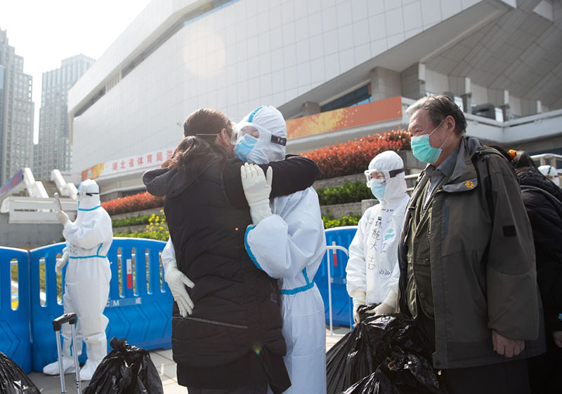 Los pacientes se despiden de los médicos del hospital temporal de Wuchang, que cerró el 10 de marzo del 2020. [Foto: Ke Hao/ Chinadaily] 