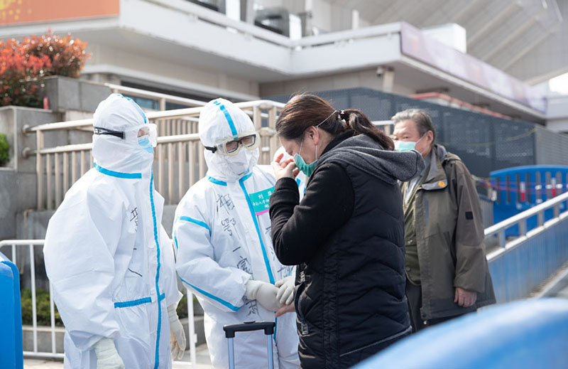 Una emocionada paciente se despide de los médicos el día del cierre del hospital improvisado de Wuchang, 10 de marzo del 2020. [Foto: Ke Hao/ Chinadaily] 