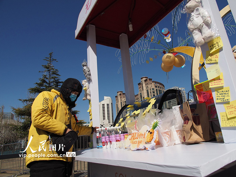 El 10 de marzo, un repartidor de comida a domicilio coge artículos del "mostrador de ayuda a los héroes de la epidemia".