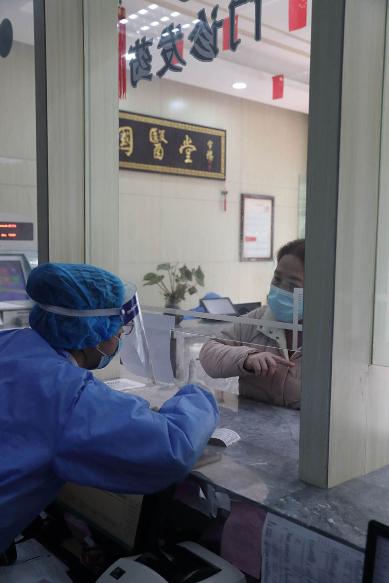 Una paciente recoge su medicina tradicional china en el hospital. [Foto por Wang Jing / China Daily]