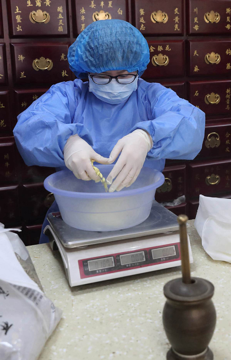 Una farmacéutica hace una receta. [Foto por Wang Jing / China Daily]