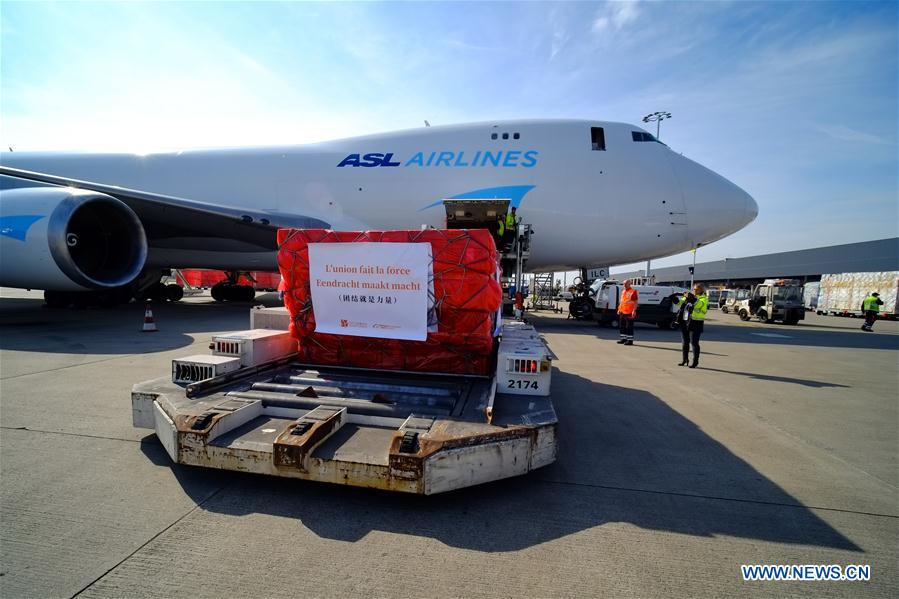 Imagen del 16 de marzo de 2020 de suministros médicos chinos para Bélgica siendo descargados en el Aeropuerto de Lieja, en Lieja, Bélgica. Trescientos mil mascarillas donadas por organizaciones benéficas chinas llegaron a Lieja, Bélgica, el lunes, en un esfuerzo para ayudar al país europeos en la lucha contra el esparcimiento del COVID-19. (Xinhua/Zhang Cheng)