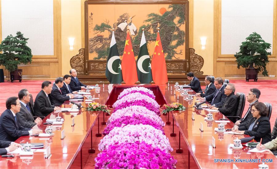 BEIJING, 17 marzo, 2020 (Xinhua) -- El presidente chino, Xi Jinping, sostiene conversaciones con el presidente de Pakistán, Arif Alvi, en el Gran Palacio del Pueblo en Beijing, capital de China, el 17 de marzo de 2020. (Xinhua/Zhai Jianlan)