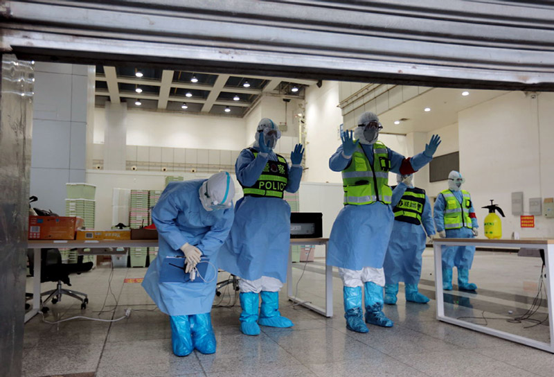 Miembros del personal de la salud despiden al último grupo de nuevos pacientes con coronavirus, internados en el Hospital Temporal de Jianghan, 9 de marzo del 2020. (Foto: Zhang Zheng/ China Daily)