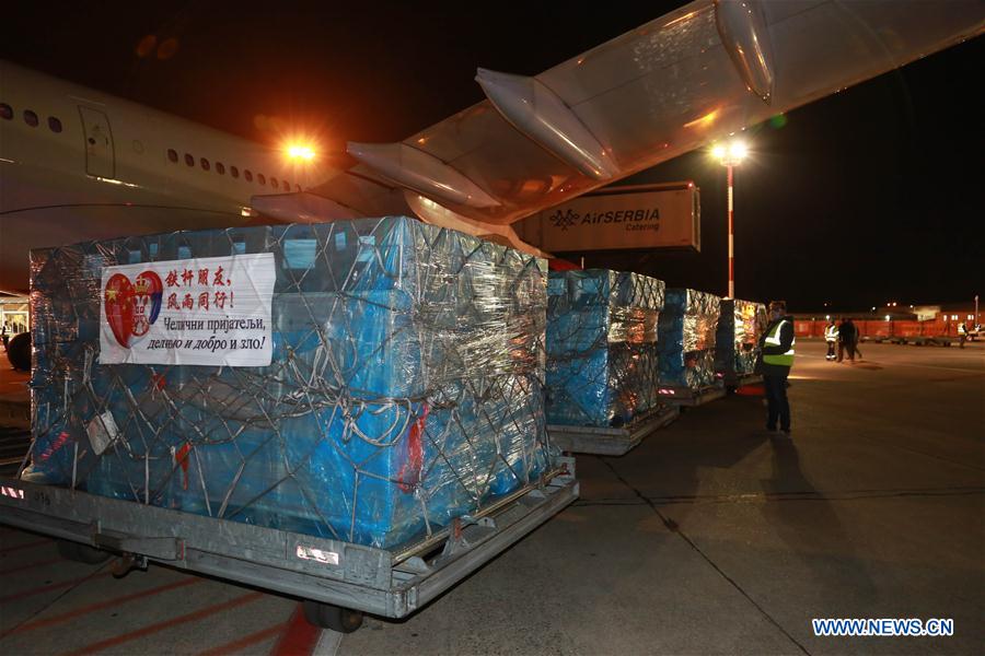 BELGRADO, 22 marzo, 2020 (Xinhua) -- Imagen del 21 de marzo de 2020 de suministros médicos donados por el gobierno chino siendo descargados de un avión, en Belgrado, Serbia. Un equipo de trabajadores médicos chinos con experiencia en la lucha contra el COVID-19 arribó a la capital serbia el sábado por la noche para ayudar con la batalla del estado de los Balcanes contra el virus. Los doctores chinos, que se especializan en tales áreas como prevención de enfermedades infecciosas, medicina de cuidados pulmonares y críticos, también han traído con ellos suministros médicos de urgente necesidad en Serbia, donde 171 casos de COVID-19 han sido reportados con una muerte. (Xinhua/Shi Zhongyu)