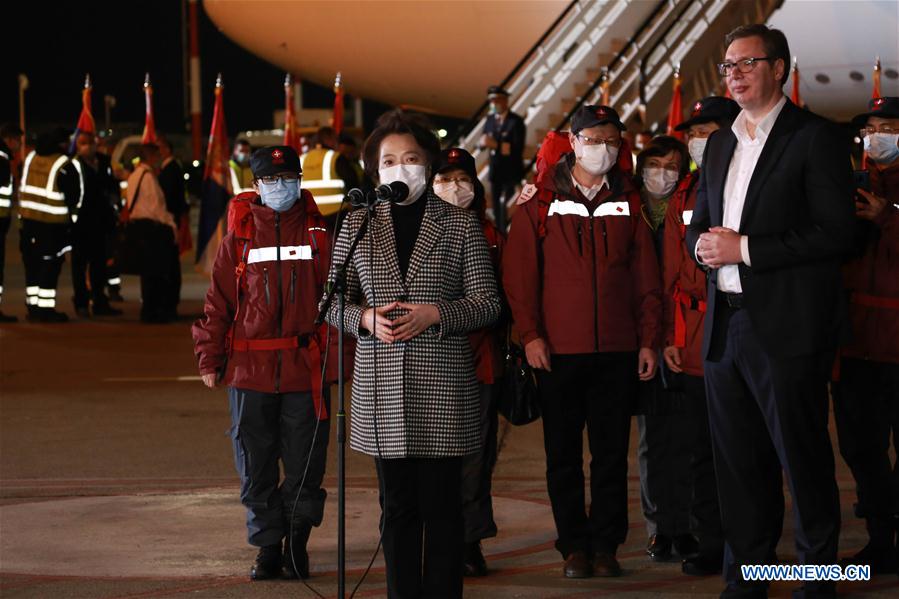 BELGRADO, 22 marzo, 2020 (Xinhua) -- Imagen del 21 de marzo de 2020 de la embajadora china en Serbia, Chen Bo (i-frente), hablando en una ceremonia de bienvenida al equipo médico chino, en Belgrado, Serbia. Un equipo de trabajadores médicos chinos con experiencia en la lucha contra el COVID-19 arribó a la capital serbia el sábado por la noche para ayudar con la batalla del estado de los Balcanes contra el virus. Los doctores chinos, que se especializan en tales áreas como prevención de enfermedades infecciosas, medicina de cuidados pulmonares y críticos, también han traído con ellos suministros médicos de urgente necesidad en Serbia, donde 171 casos de COVID-19 han sido reportados con una muerte. (Xinhua/Shi Zhongyu)