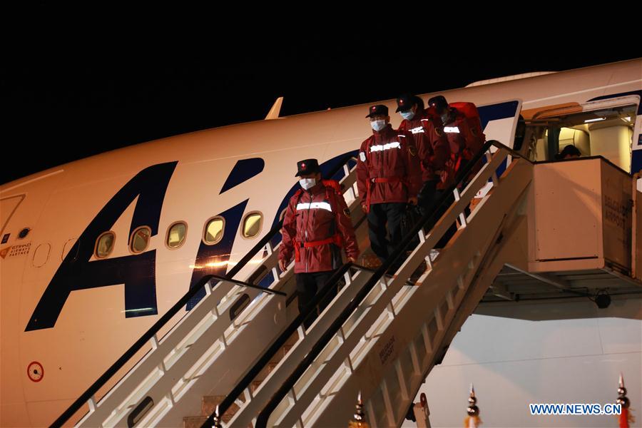 BELGRADO, 22 marzo, 2020 (Xinhua) -- Imagen del 21 de marzo de 2020 de integrantes del equipo médico chino descendiendo del avión después de su llegada, en Belgrado, Serbia. Un equipo de trabajadores médicos chinos con experiencia en la lucha contra el COVID-19 arribó a la capital serbia el sábado por la noche para ayudar con la batalla del estado de los Balcanes contra el virus. Los doctores chinos, que se especializan en tales áreas como prevención de enfermedades infecciosas, medicina de cuidados pulmonares y críticos, también han traído con ellos suministros médicos de urgente necesidad en Serbia, donde 171 casos de COVID-19 han sido reportados con una muerte. (Xinhua/Shi Zhongyu)