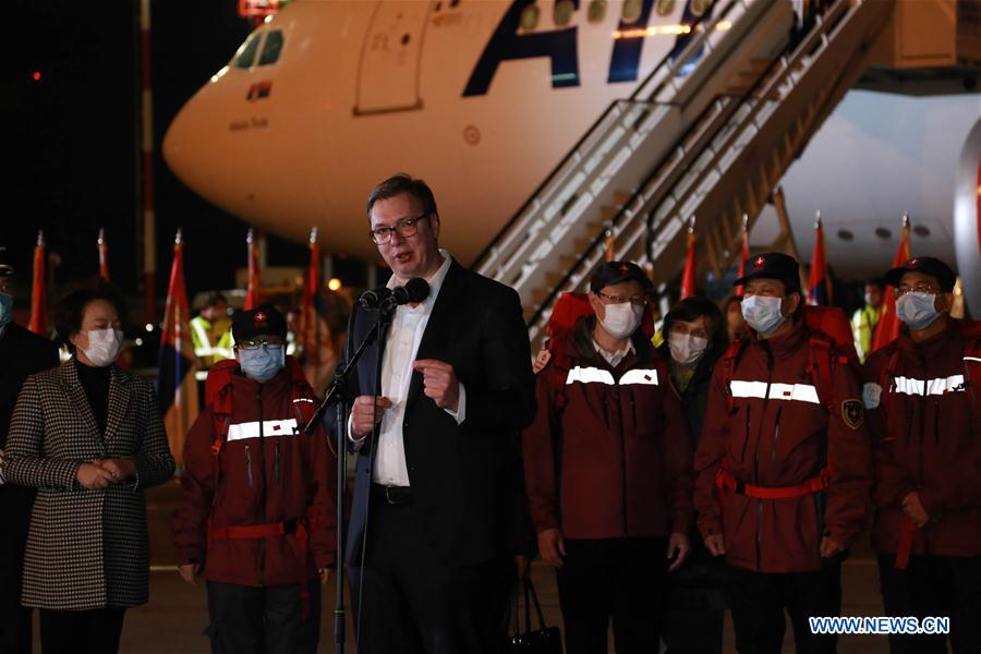 BELGRADO, 22 marzo, 2020 (Xinhua) -- Imagen del 21 de marzo de 2020 del presidente serbio Aleksandar Vucic (frente), hablando en una ceremonia de bienvenida al equipo médico chino, en Belgrado, Serbia. Un equipo de trabajadores médicos chinos con experiencia en la lucha contra el COVID-19 arribó a la capital serbia el sábado por la noche para ayudar con la batalla del estado de los Balcanes contra el virus. Los doctores chinos, que se especializan en tales áreas como prevención de enfermedades infecciosas, medicina de cuidados pulmonares y críticos, también han traído con ellos suministros médicos de urgente necesidad en Serbia, donde 171 casos de COVID-19 han sido reportados con una muerte. (Xinhua/Shi Zhongyu)