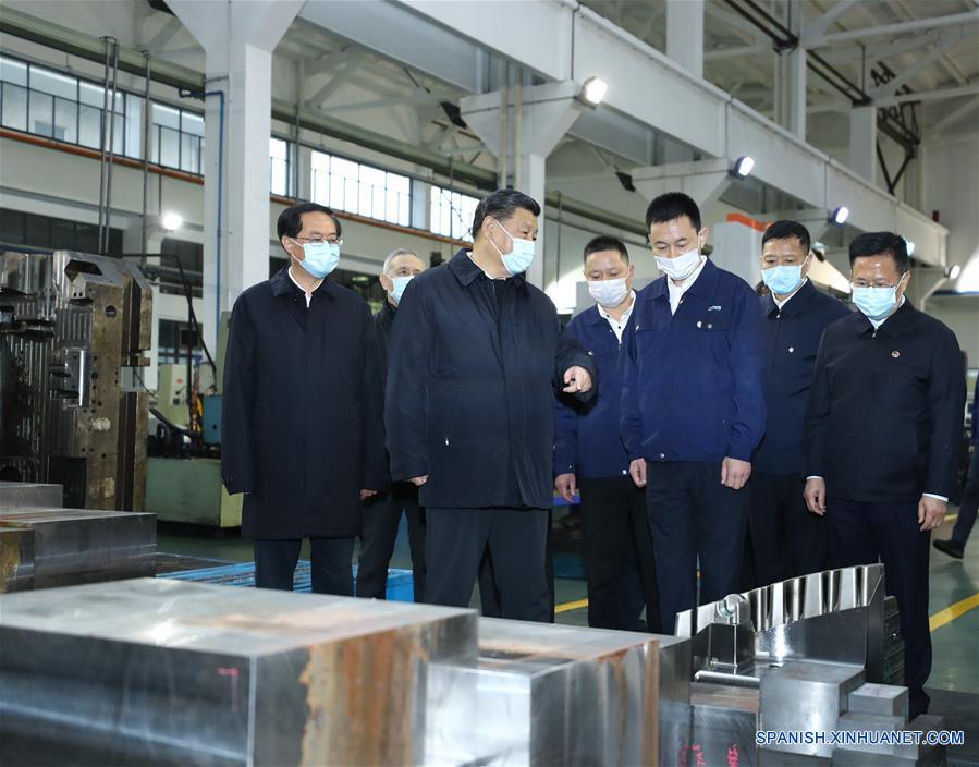 NINGBO, 29 marzo, 2020 (Xinhua) -- El presidente chino, Xi Jinping, también secretario general del Comité Central del Partido Comunista de China y presidente de la Comisión Militar Central, visita un parque industrial que produce autopartes y moldes de alta gama, en Ningbo, provincia de Zhejiang, en el este de China, el 29 de marzo de 2020. Xi inspeccionó el domingo la reanudación de labores y producción en Zhejiang. (Xinhua/Ju Peng)