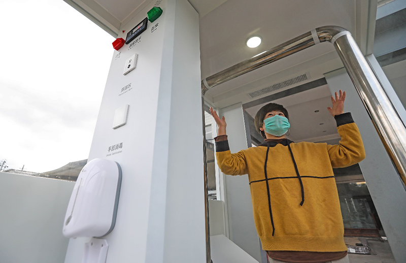 El 1 de marzo, la empresa Ningbo Tongguan Municipal Facilities Technology Co., Ltd. instaló una máquina inteligente para la prevención de la epidemia. Los empleados entran en la cabina de manera ordenada y, después de recibir una medición de temperatura y desinfección completa por aspersión, pueden acceder al edificio de oficinas. La parte frontal de la máquina inteligente anti epidémica contiene el área de medición de temperatura, equipada con funciones de detección de temperatura por infrarrojos sin contacto en la frente y desinfección manual por pulverización. Por Zhang Yongtao / vip.people.com.cn