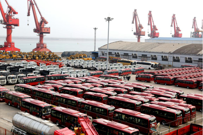 El 7 de marzo de 2020, imagen de una gran cantidad de vehículos y maquinaria en la terminal de la compa?ía Dongfang en el Puerto de Lianyungang, Jiangsu, a la espera de su exportación al extranjero. Por Wang Chun / vip.people.com.cn