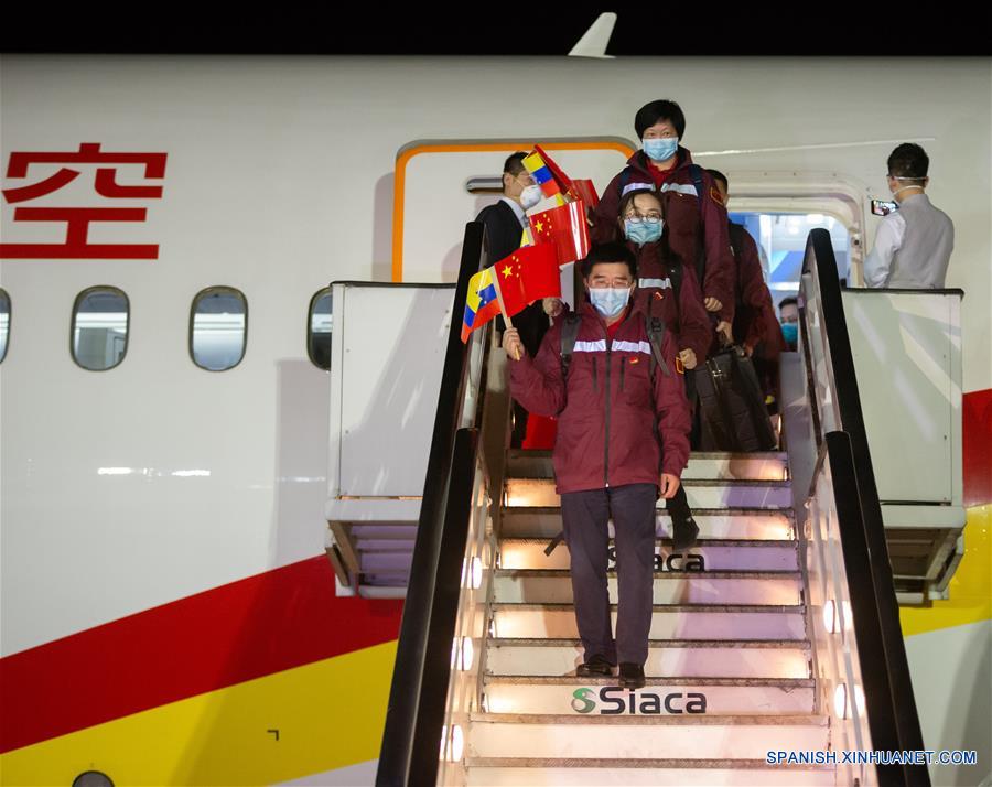 LA GUAIRA, 30 marzo, 2020 (Xinhua) -- Expertos médicos chinos descienden de un avión a su llegada al Aeropuerto Internacional Simón Bolívar, en La Guaira, Venezuela, el 30 de marzo de 2020. Un equipo de expertos médicos chinos llegó el lunes a Venezuela para ayudar al país en su lucha contra la epidemia de COVID-19, informó la portavoz del Ministerio de Relaciones Exteriores de China, Hua Chunying. (Xinhua/Marcos Salgado)