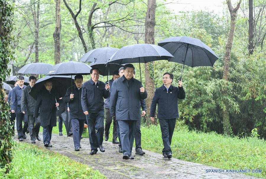 El presidente chino, Xi Jinping, también secretario general del Comité Central del Partido Comunista de China y presidente de la Comisión Militar Central, visita el Parque Nacional de los Humedales de Xixi durante una inspección en Hangzhou, provincia de Zhejiang, en el este de China, el 31 de marzo de 2020. (Xinhua/Yan Yan)