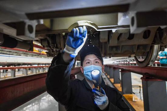 El 6 de abril, los técnicos realizaron la inspección integral y el mantenimiento de los trenes. (Por Chen Yong, corresponsal de Hubei Daily News. Foto por Zhao Jun)