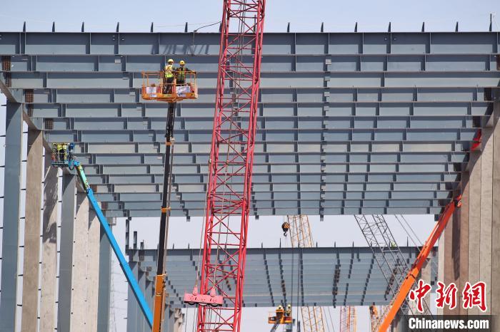 El primer día hábil después de las vacaciones del Festival Qingming, la construcción de la segunda fase de la Super Fábrica de Tesla en Shanghai, situada en Lingang, se reanudó por completo. Foto de Zhang Hengwei.