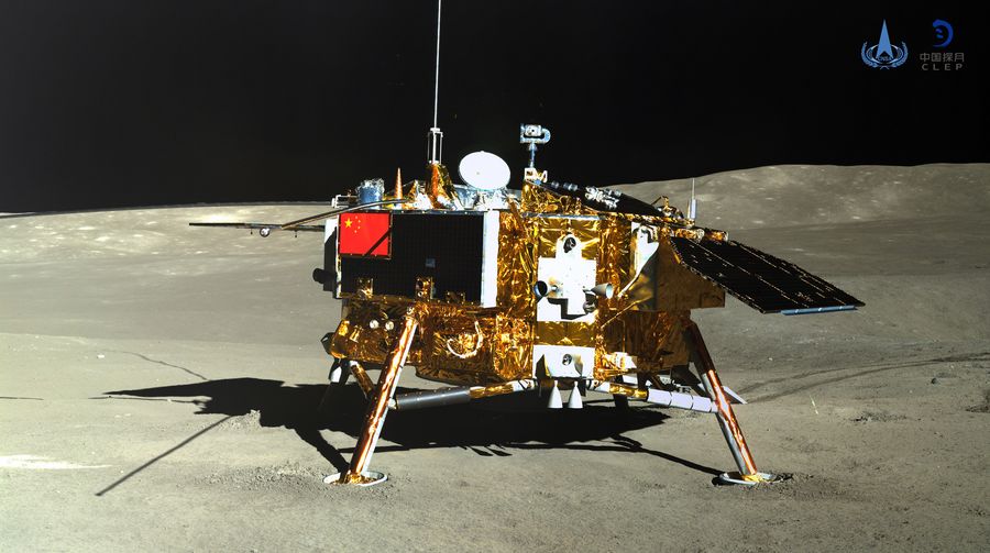 Esta foto, tomada por el explorador Yutu-2 (Conejo de Jade-2) el 11 de enero de 2019, muestra el módulo de aterrizaje de la sonda Chang'e-4. (Xinhua/Administración Nacional del Espacio de China)