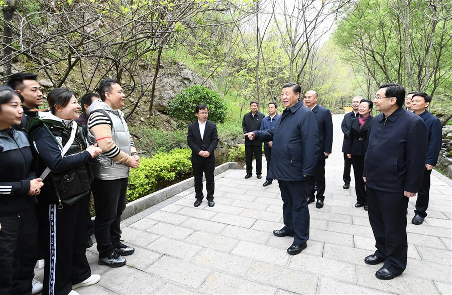 SHANGLUO, 20 abril, 2020 (Xinhua) -- El presidente chino, Xi Jinping, también secretario general del Comité Central del Partido Comunista de China y presidente de la Comisión Militar Central, inspecciona la conservación ecológica de las Monta?as Qinling en la Reserva Natural Nacional de Niubeiliang en el distrito de Zhashui, en la ciudad de Shangluo, en la provincia de Shaanxi, en el noroeste de China, el 20 de abril de 2020. (Xinhua/Xie Huanchi)