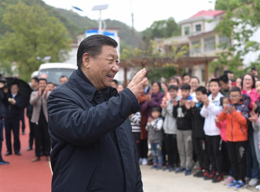 SHANGLUO, 20 abril, 2020 (Xinhua) -- El presidente chino, Xi Jinping, también secretario general del Comité Central del Partido Comunista de China y presidente de la Comisión Militar Central, saluda a residentes locales durante su inspección en la aldea de Jinmi, en la localidad de Xiaoling, en el distrito de Zhashui, en la ciudad de Shangluo, en la provincia de Shaanxi, en el noroeste de China, el 20 de abril de 2020. (Xinhua/Xie Huanchi)