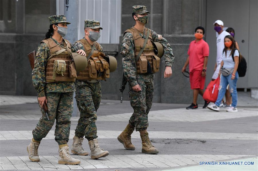 Elementos del Ejército portan mascarillas mientras patrullan en una calle en Santiago, capital de Chile, el 21 de abril de 2020. Chile aumentó a 10.832 el número de casos de la enfermedad causada por el nuevo coronavirus (COVID-19), de los cuales 147 han muerto, informó el martes el Ministerio de Salud del país. (Xinhua/Jorge Villegas)