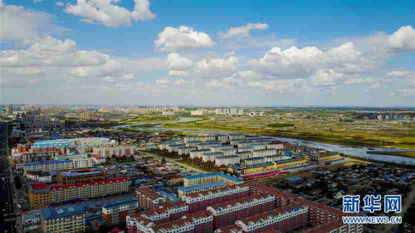 La fotografía aérea muestra las calles del territorio autónomo Ewenki en la ciudad de Hulun Buir, Mongolia Interior, el 1 de julio de 2017. (Foto de Lian Zhen / Xinhua)