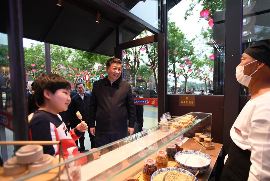 XI'AN, 22 abril, 2020 (Xinhua) -- El presidente chino, Xi Jinping, también secretario general del Comité Central del Partido Comunista de China y presidente de la Comisión Militar Central, visita una calle comercial en Xi'an, capital de la provincia de Shaanxi, en el noroeste de China, el 22 de abril de 2020. Xi inspeccionó el miércoles la ciudad de Xi'an durante su viaje a la provincia de Shaanxi, en el noroeste de China. (Xinhua/Yan Yan)