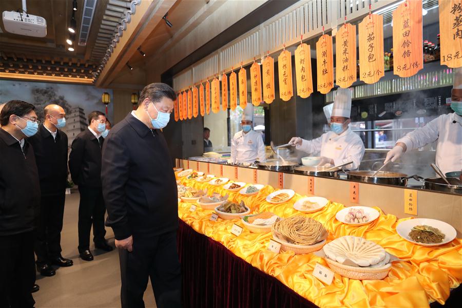 XI'AN, 22 abril, 2020 (Xinhua) -- El presidente chino, Xi Jinping, también secretario general del Comité Central del Partido Comunista de China y presidente de la Comisión Militar Central, visita una calle comercial en Xi'an, capital de la provincia de Shaanxi, en el noroeste de China, el 22 de abril de 2020. Xi inspeccionó el miércoles la ciudad de Xi'an durante su viaje a la provincia de Shaanxi, en el noroeste de China. (Xinhua/Ju Peng)